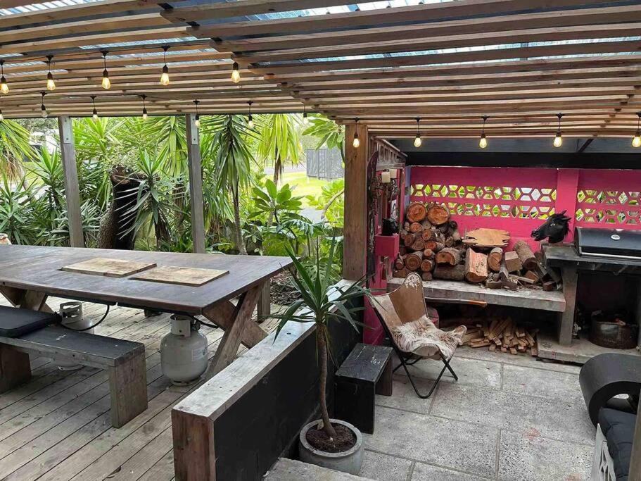 Electric Waihi Beach House - Family & Dog Friendly, Close To Beach, Pool Table, Outdoor Fire Room, Skate Ramp Bowentown Eksteriør bilde